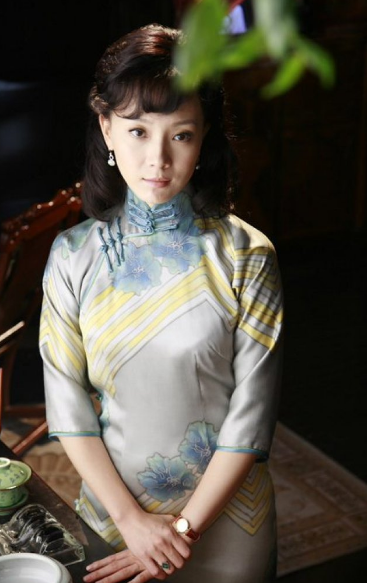 《铁梨花》中匪气十足的"女中丈夫",《倾城之恋》中知性优雅的"旗袍