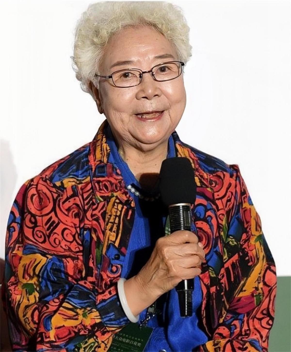 回顾一家4口患癌儿子病逝那天和老伴痛哭95岁的田华怎样了