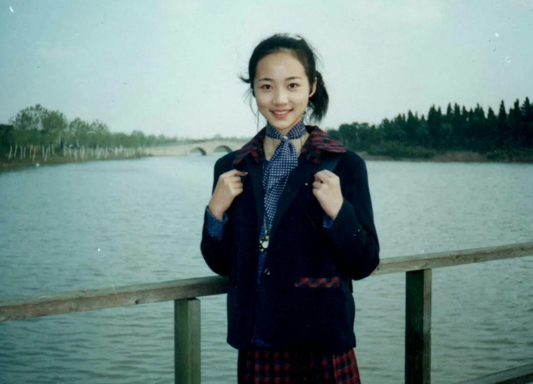 韩雪的家庭背景显赫,家中知识分子居多,因此她从小就接受优良的教育.