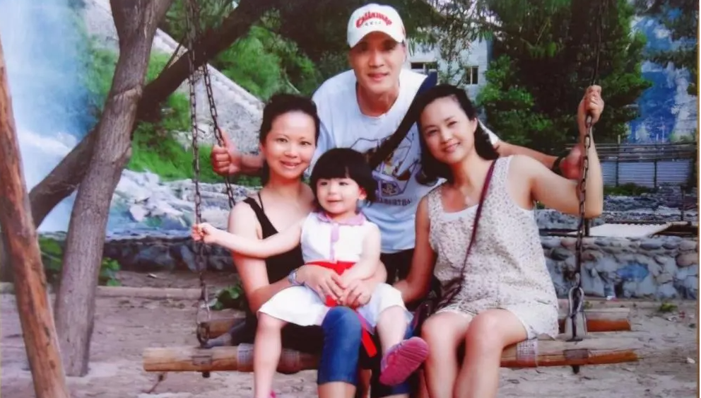 回顾奚望在继父刘之冰支持下离婚带着女儿的她现在怎样了