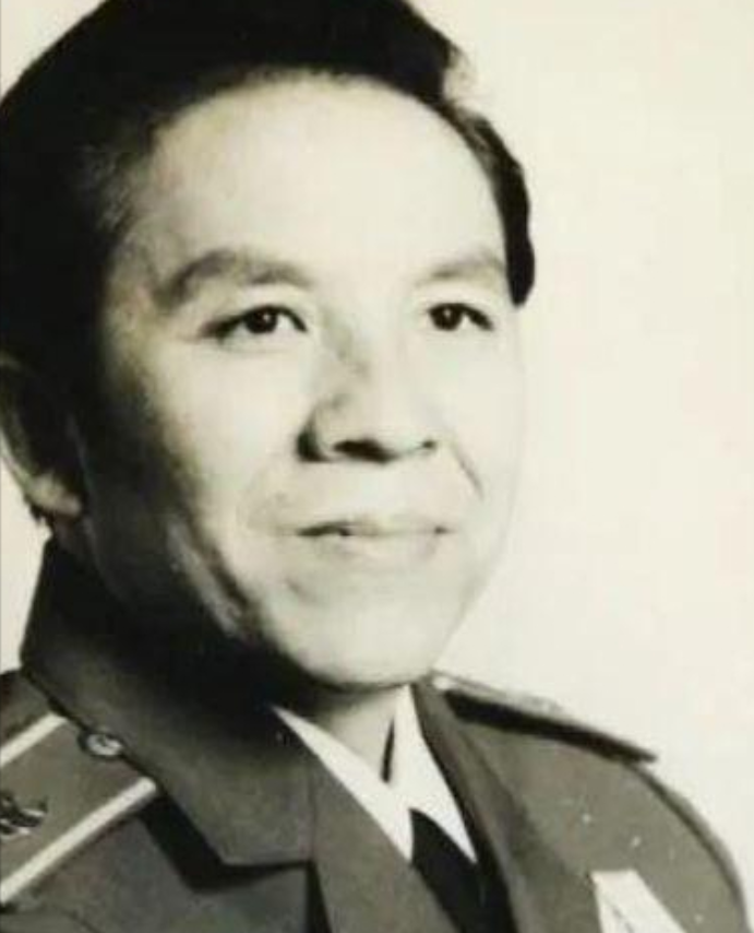 回顾杨洪基31岁娶初恋52岁凭滚滚长江东逝水走红今美满