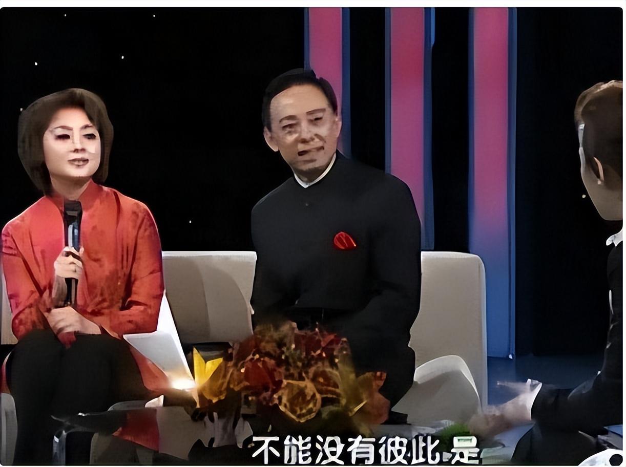 事业上顺风顺水的李胜素,感情路似乎并不如意.