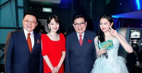 回顾央视主持王冠与曹可凡传绯闻被父母催婚如今她结婚了吗