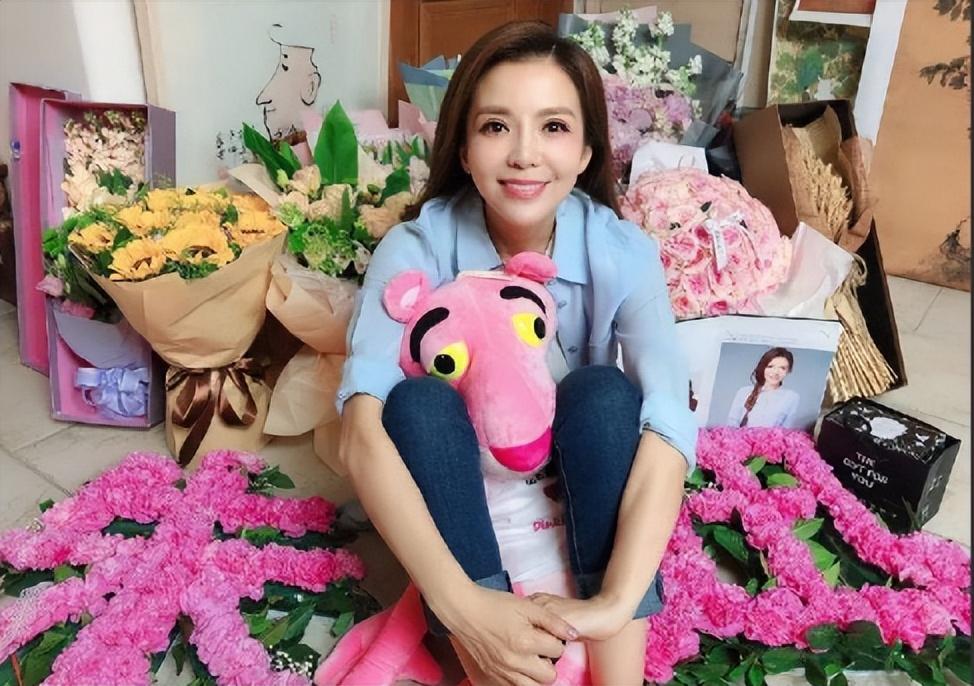 回顾央视主持朱迅嫁大8岁王志伺候瘫痪公公如今被丈夫宠成宝