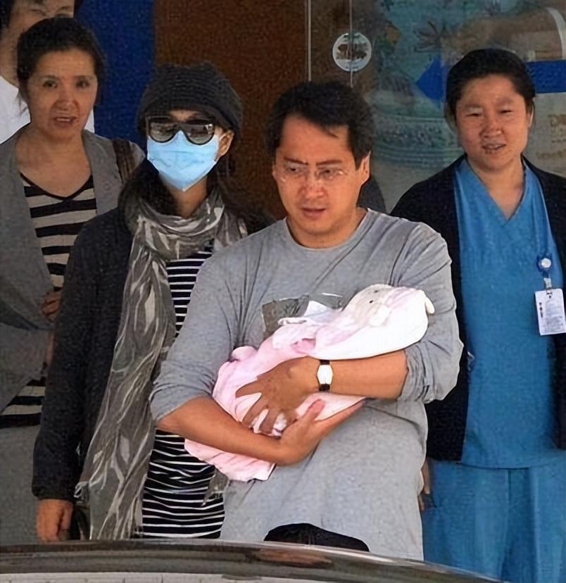 回顾陈好嫁大8岁富豪婚后连生三胎如今一家五口其乐融融