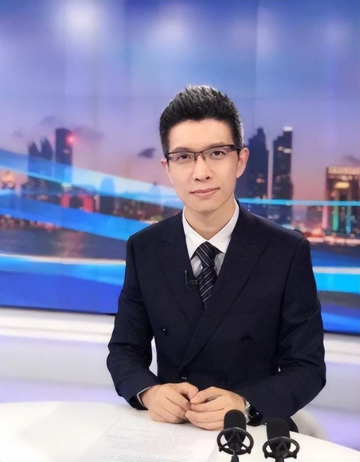 回顾央视主持朱广权43岁不结婚不生子不影响我给父母尽孝