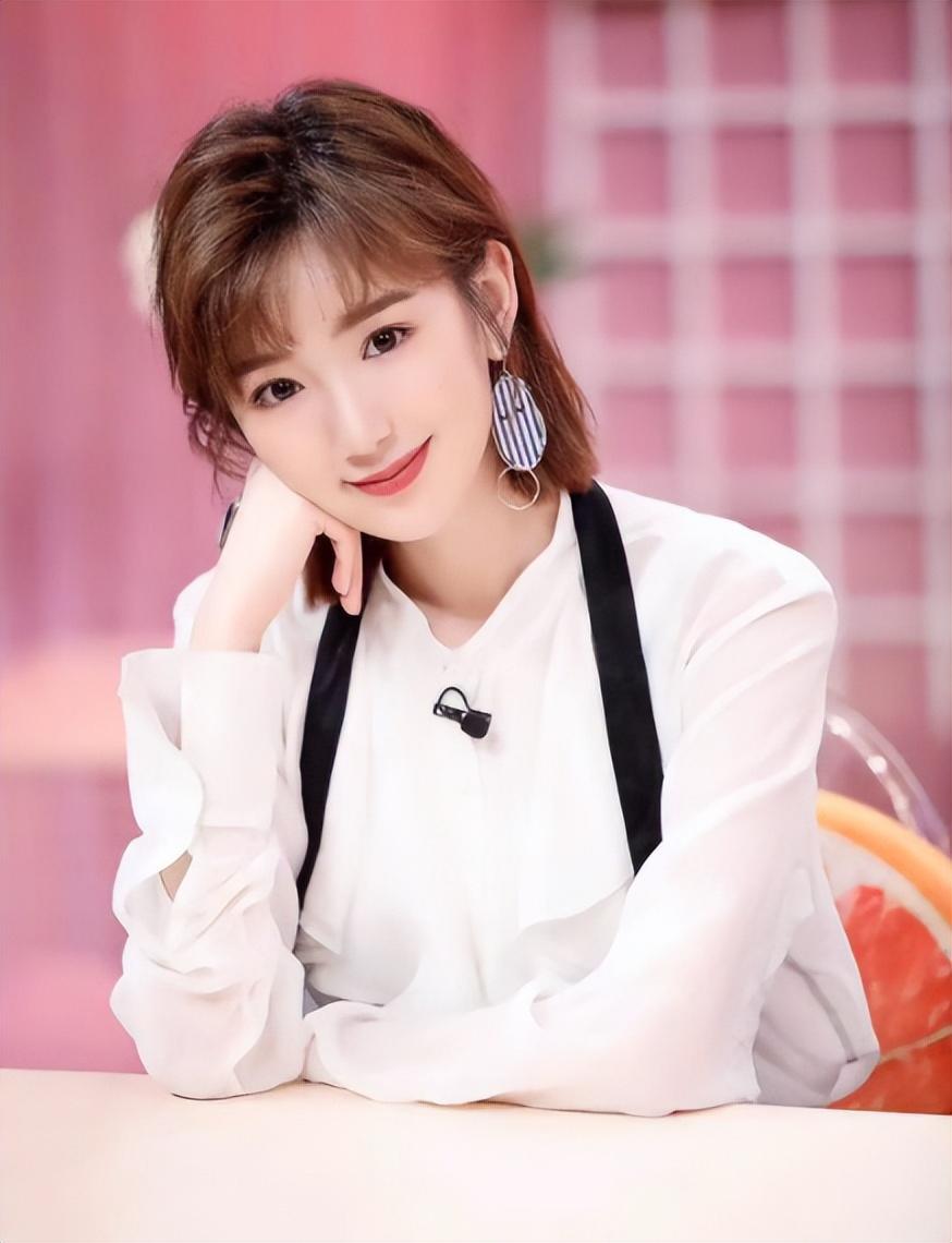 回顾毛晓彤出生被父亲扔进垃圾桶走红后被父亲索要5000万赡养费