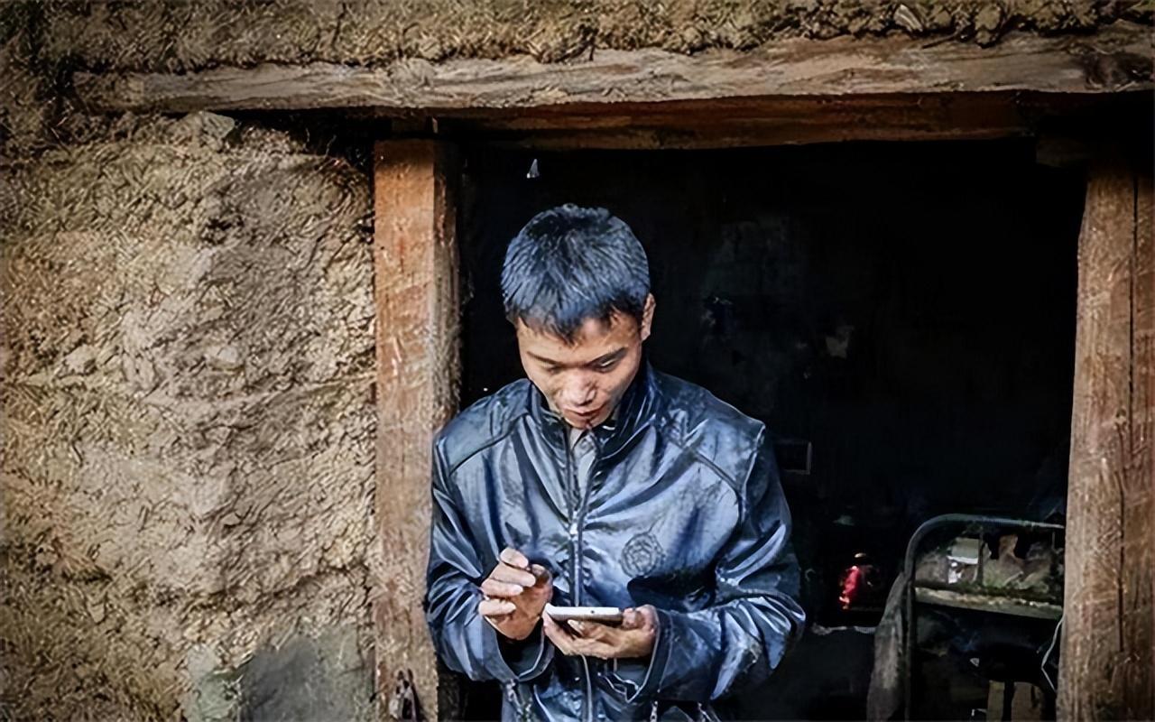 有着130多人,但是后来城镇化的冲击,这里便成了"空心村",而不想搬走