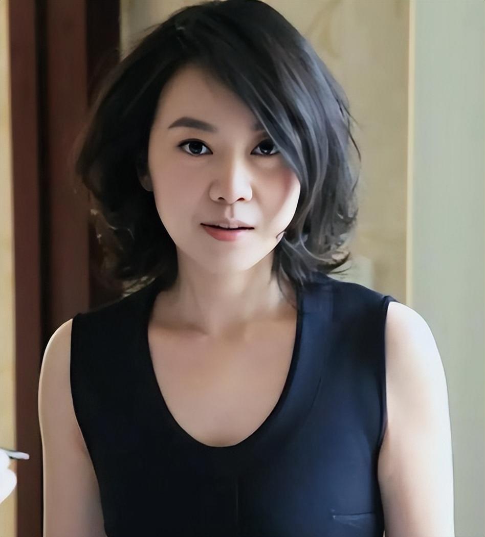 回顾邹伟与闫妮离婚19年他再婚生子获幸福她情路坎坷至今未婚