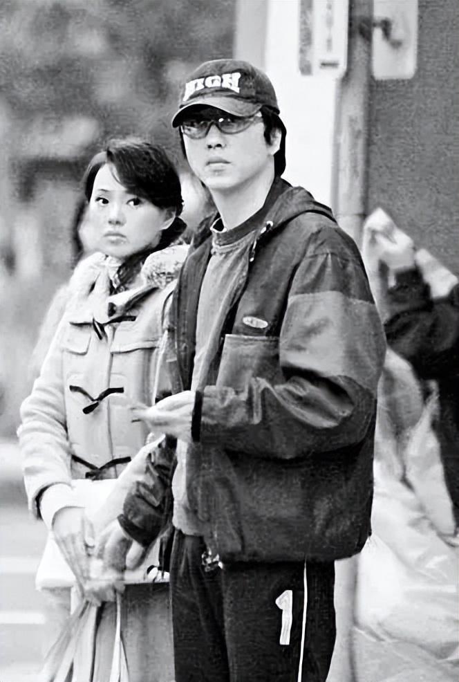 回顾伊能静为父母离异落泪帮爸爸还千万巨债后43岁与家人和解