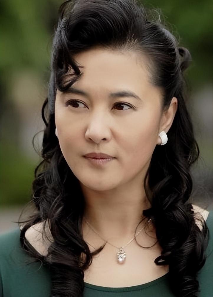 回顾常戎与王菁华分手20年他娶娇妻幸福美满她单身惹人心疼