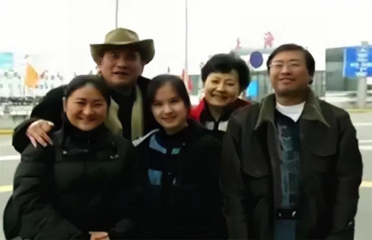 回顾荧幕硬汉杨在葆36岁入狱54岁娶小22岁娇妻前妻照片挂客厅