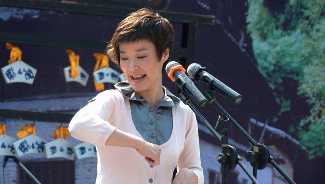 林如在回家后,看到女儿王雪纯在看书,很奇怪,因为