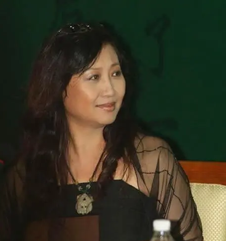 这边徐松子内心刚有了择偶标准,紧接着一个叫古榕的男人就出现在了她