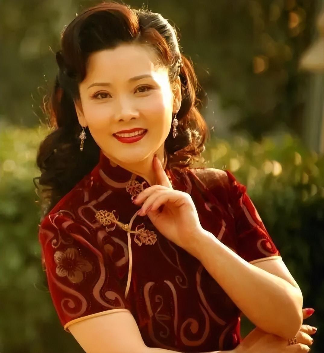 回顾何赛飞和丈夫坚持丁克10年愁怀婆婆36岁意外生子全家乐开怀