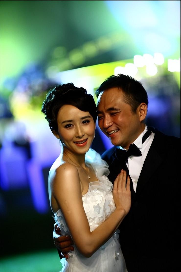 做宣传时,尔冬升带着胡静去参加一个饭局,更是介绍了朱兆祥和她认识