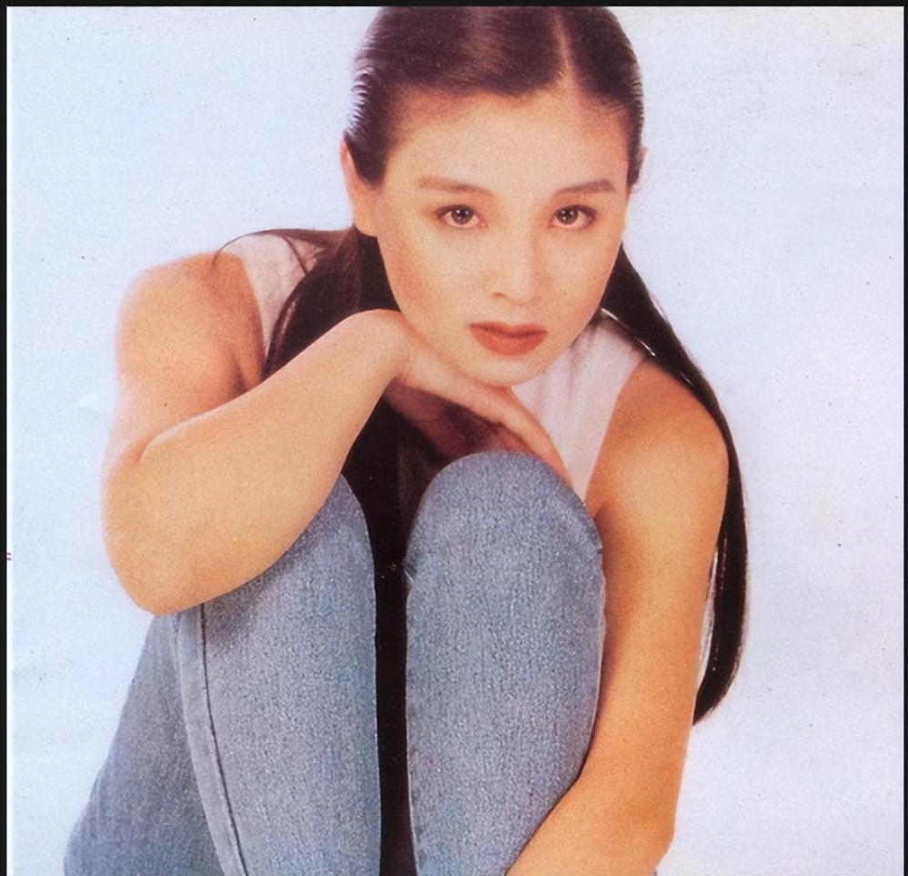 回顾演员赵明明嫁给英宁离婚那天抱着女儿痛哭54岁依旧单身