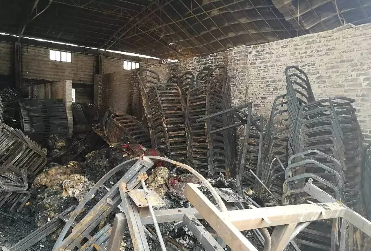 06年青海工厂突发大火工人冒死救出老板儿子事后老板消失