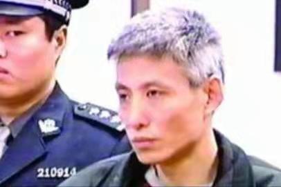 2003年刘涌被活着押到殡仪馆抬进死刑执行车行刑过程表情沉静