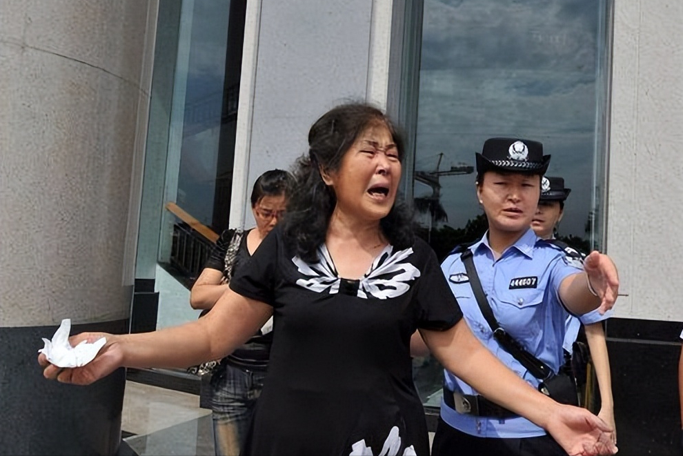 纪实女子身患重病脑死亡丈夫哭着拔管三年后遗体仍未出殡