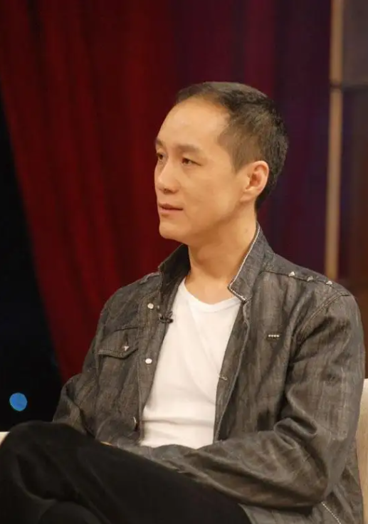 回顾演员冯远征娶二婚梁丹妮相携到白头60岁无儿无女亦无悔