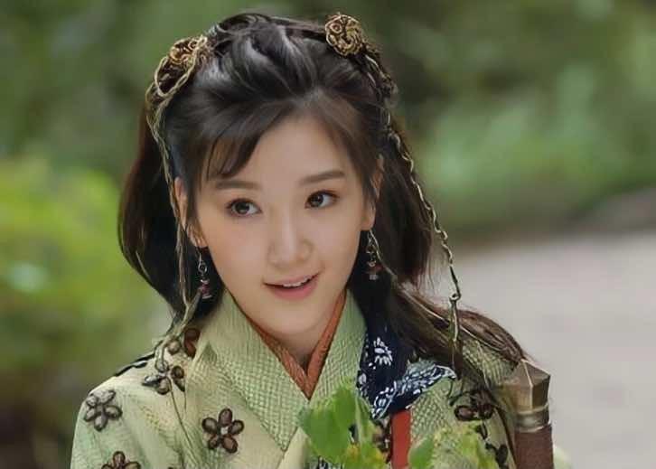 回顾毛晓彤出生就被父亲抛弃妈妈借钱将她养大现父女关系如何