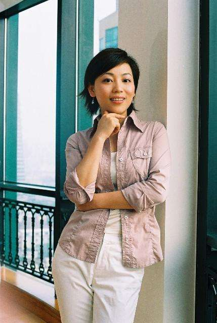 回顾劳春燕34岁进央视38岁做妈妈与丈夫孩子分居的苦乐年华