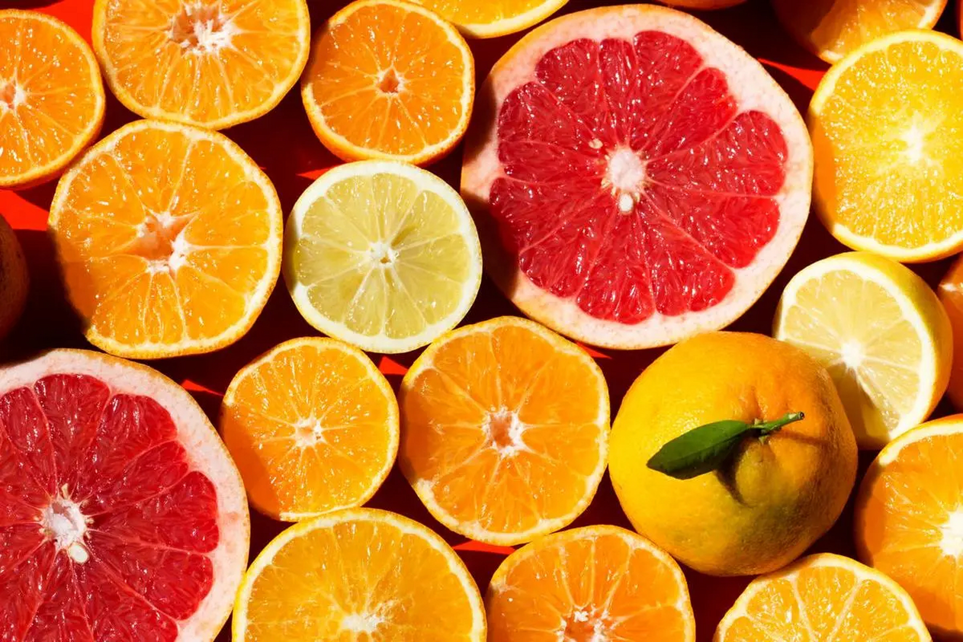 柑橘类水果,如橙子,柚子等,富含维生素c和钾,这些成分本身对血压有益.