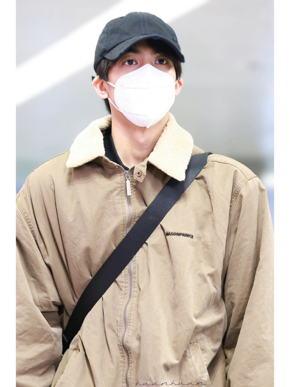 宋威龙机场穿搭,出场自带bgm的大帅哥 ～