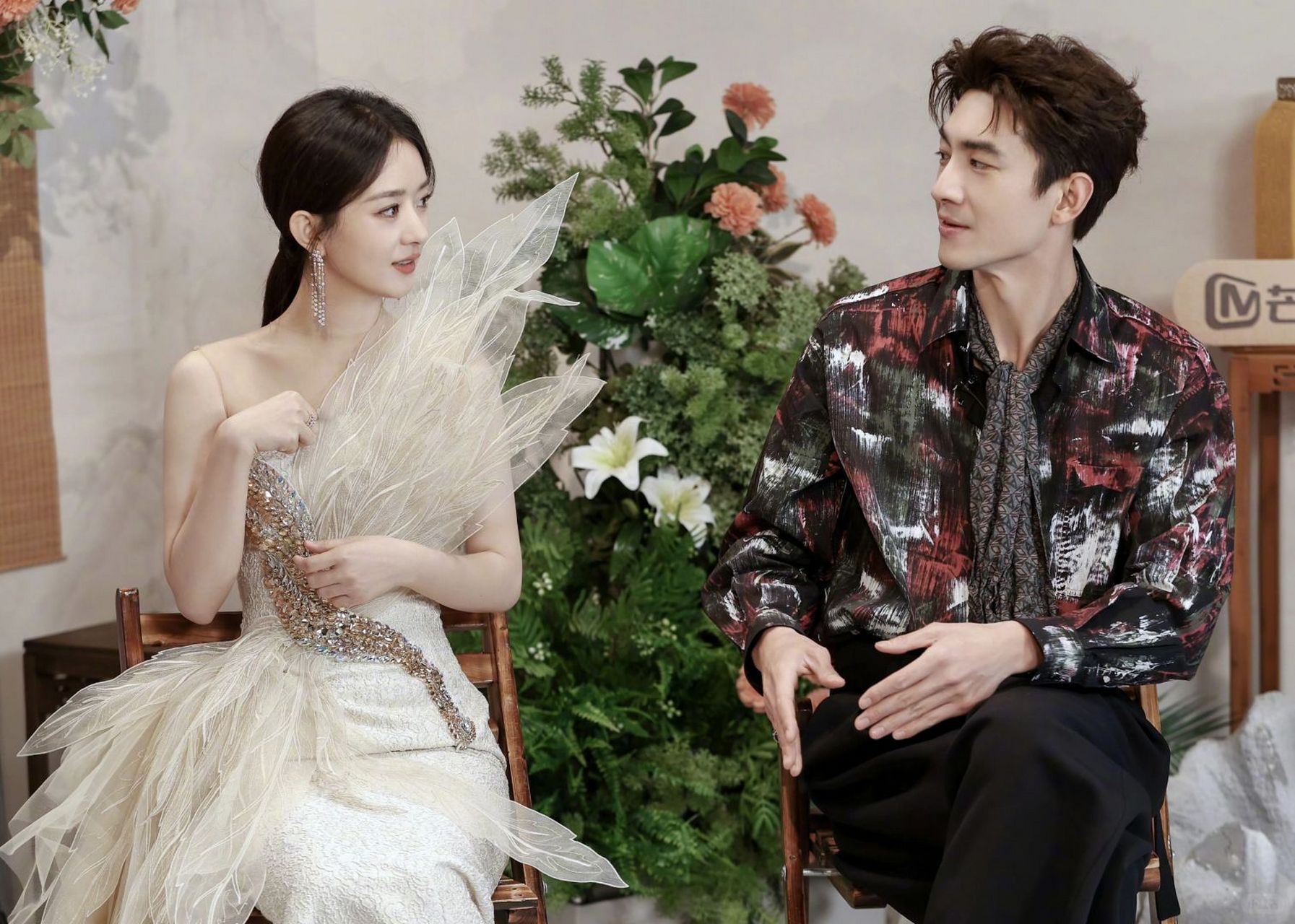 赵丽颖和林更新的合照,结婚登记处风格满分!