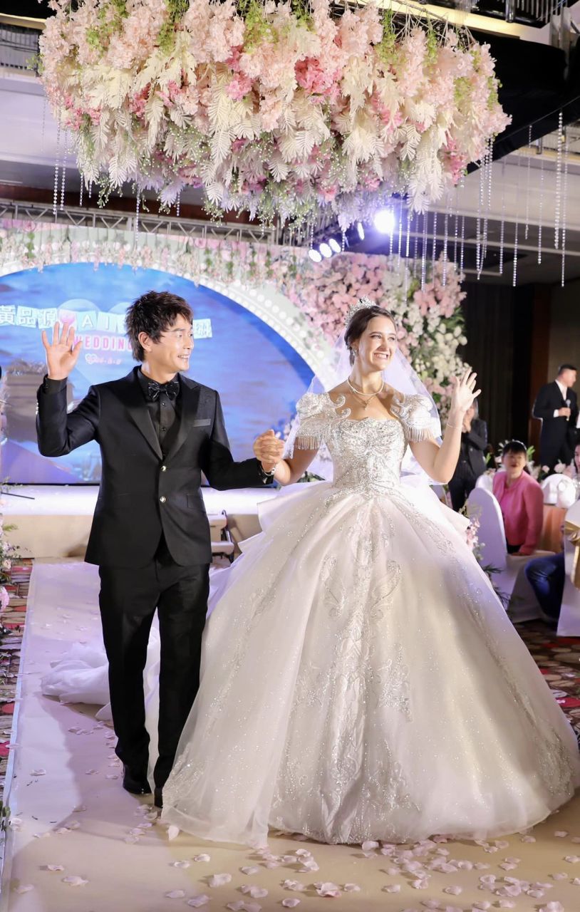 台湾艺人#黄品源再一次结婚了,邀请了#任贤齐和霍尊现场演唱!