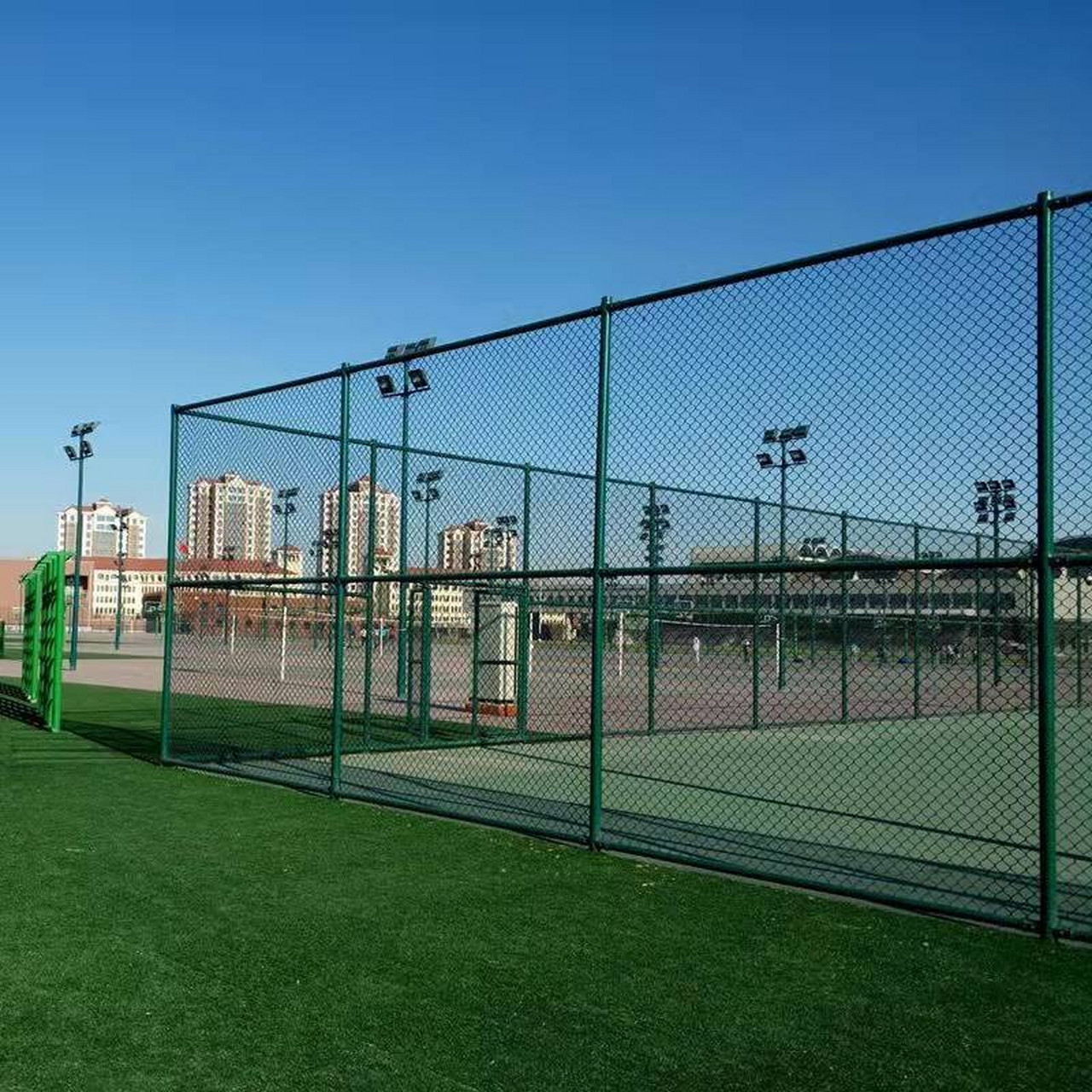 球场围网是专为体育场设计的新型防护产品,主要用于球场围网,篮球场