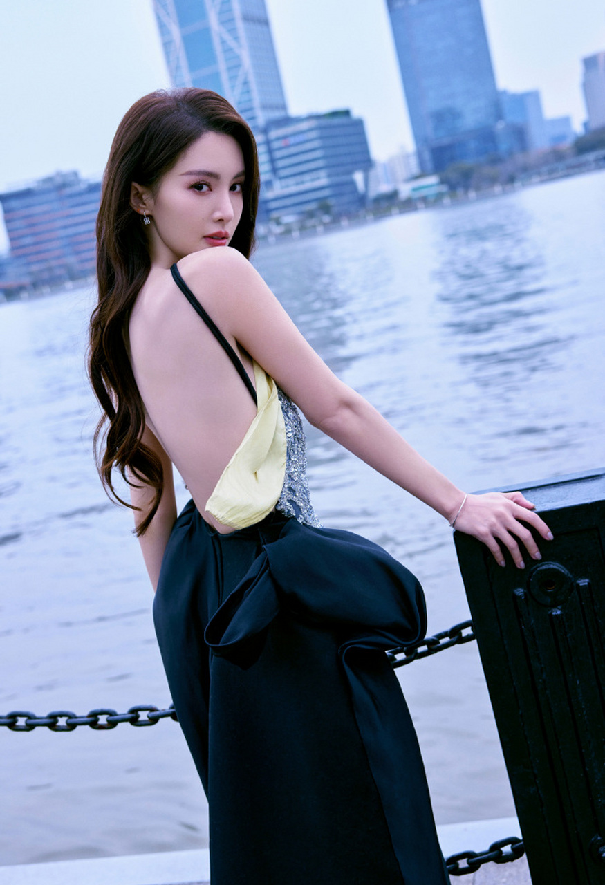 金晨这款穿搭的特点就是内衣外穿,上身仅穿搭一款蓝色印花抹胸,这款