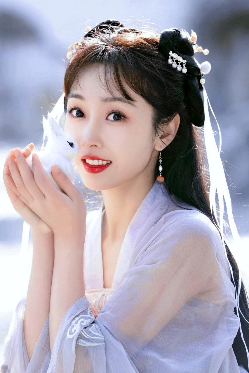 宣璐甜笑动人,清冷古装美人令人倾心  宣璐的笑容真是甜美动人,笑起来
