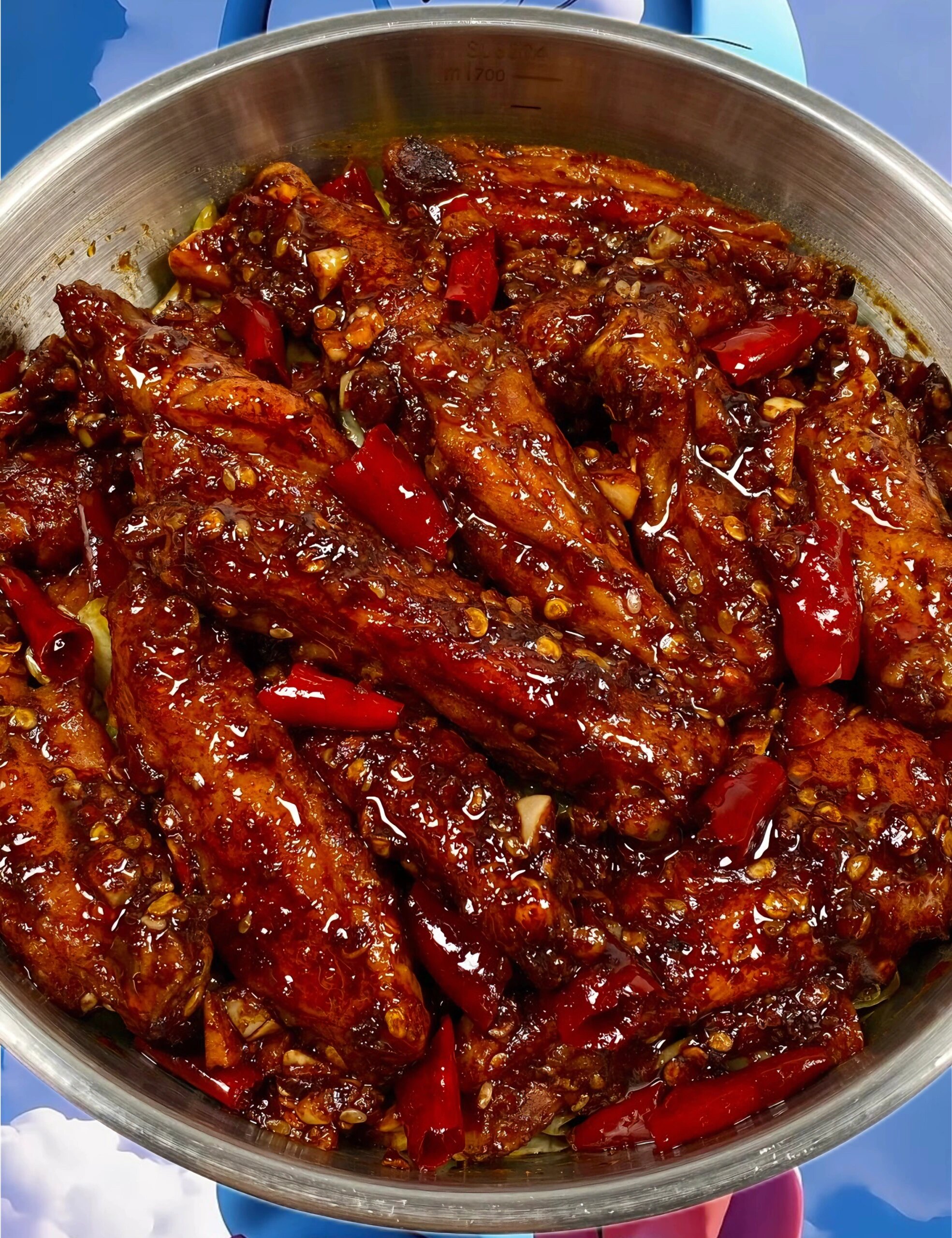 我偶然尝试了这样做的麻辣鸡翅,一出锅就被它的香味吸引住了,简直是