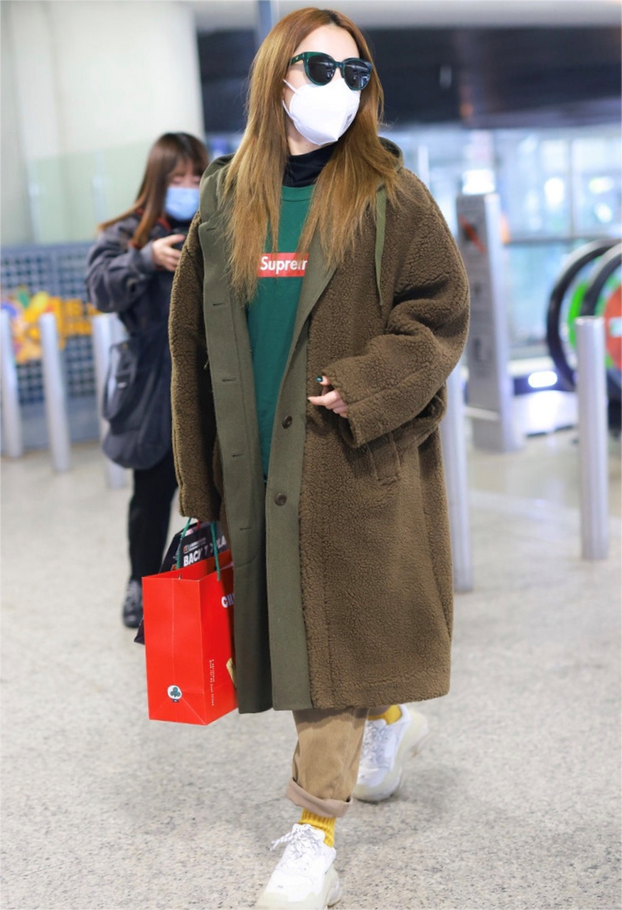白冰才是真正的穿搭高手,羊羔毛外套配卫衣,用黄色袜子来提亮