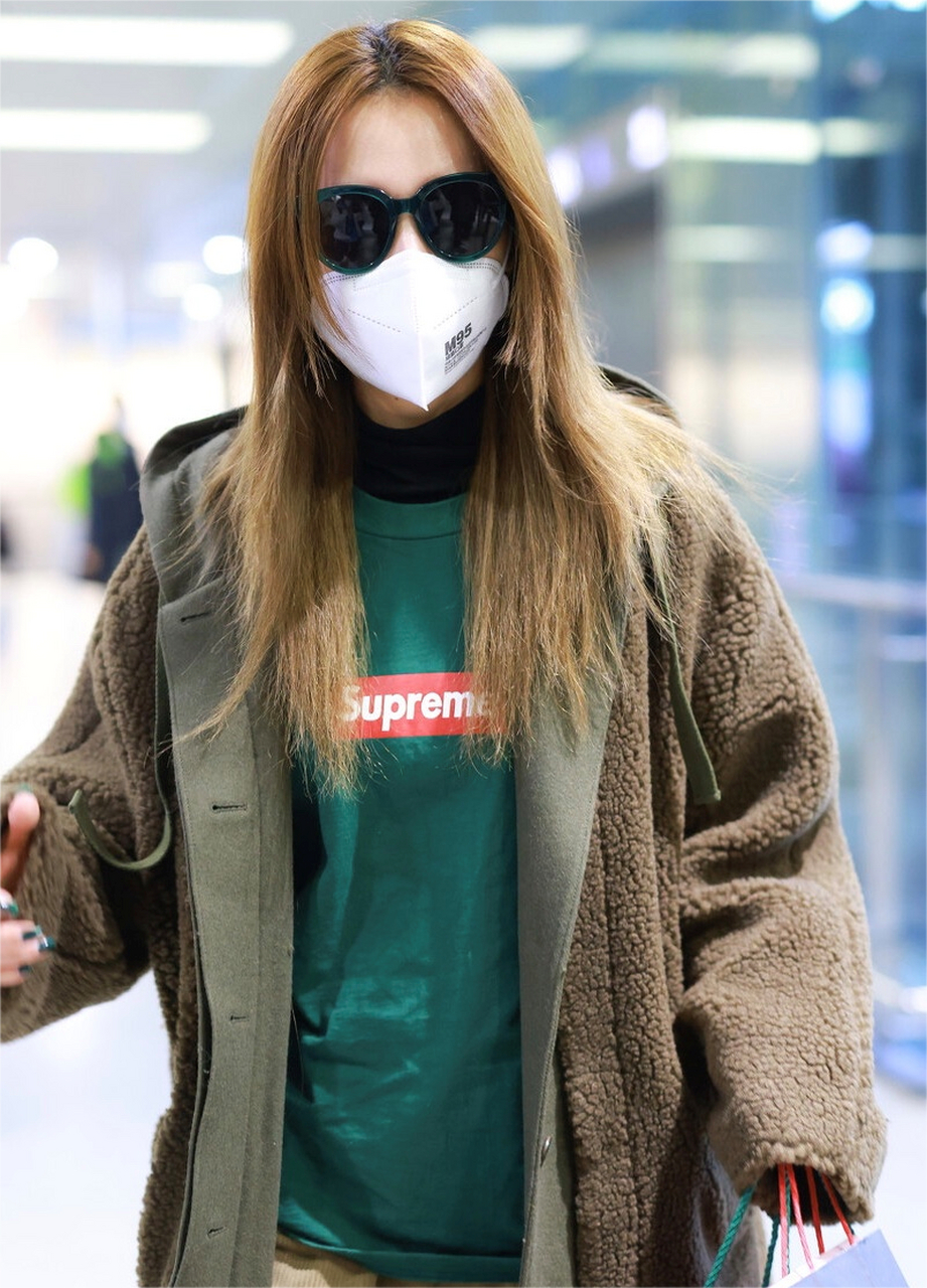 白冰才是真正的穿搭高手,羊羔毛外套配卫衣,用黄色袜子来提亮