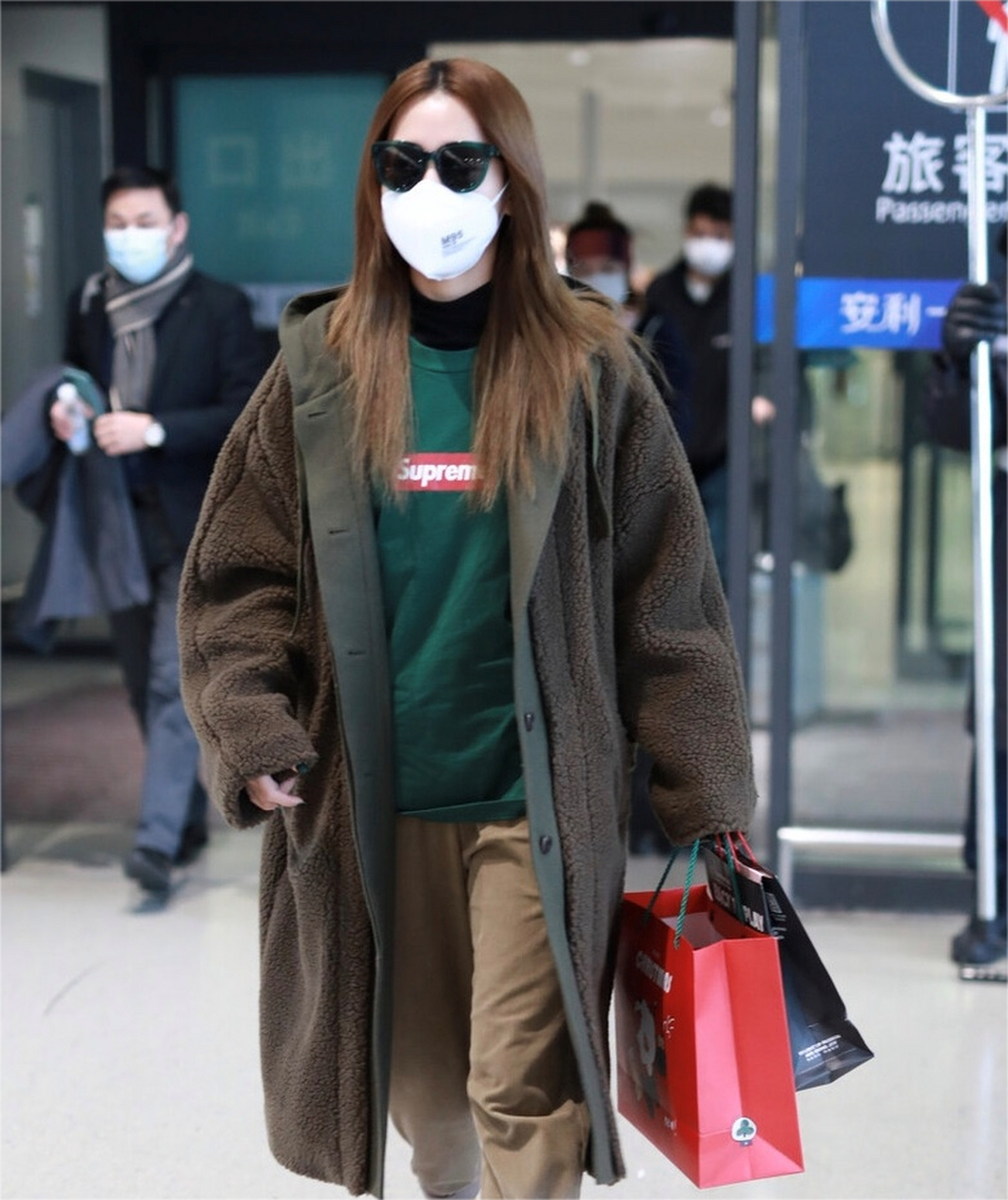 白冰才是真正的穿搭高手,羊羔毛外套配卫衣,用黄色袜子来提亮