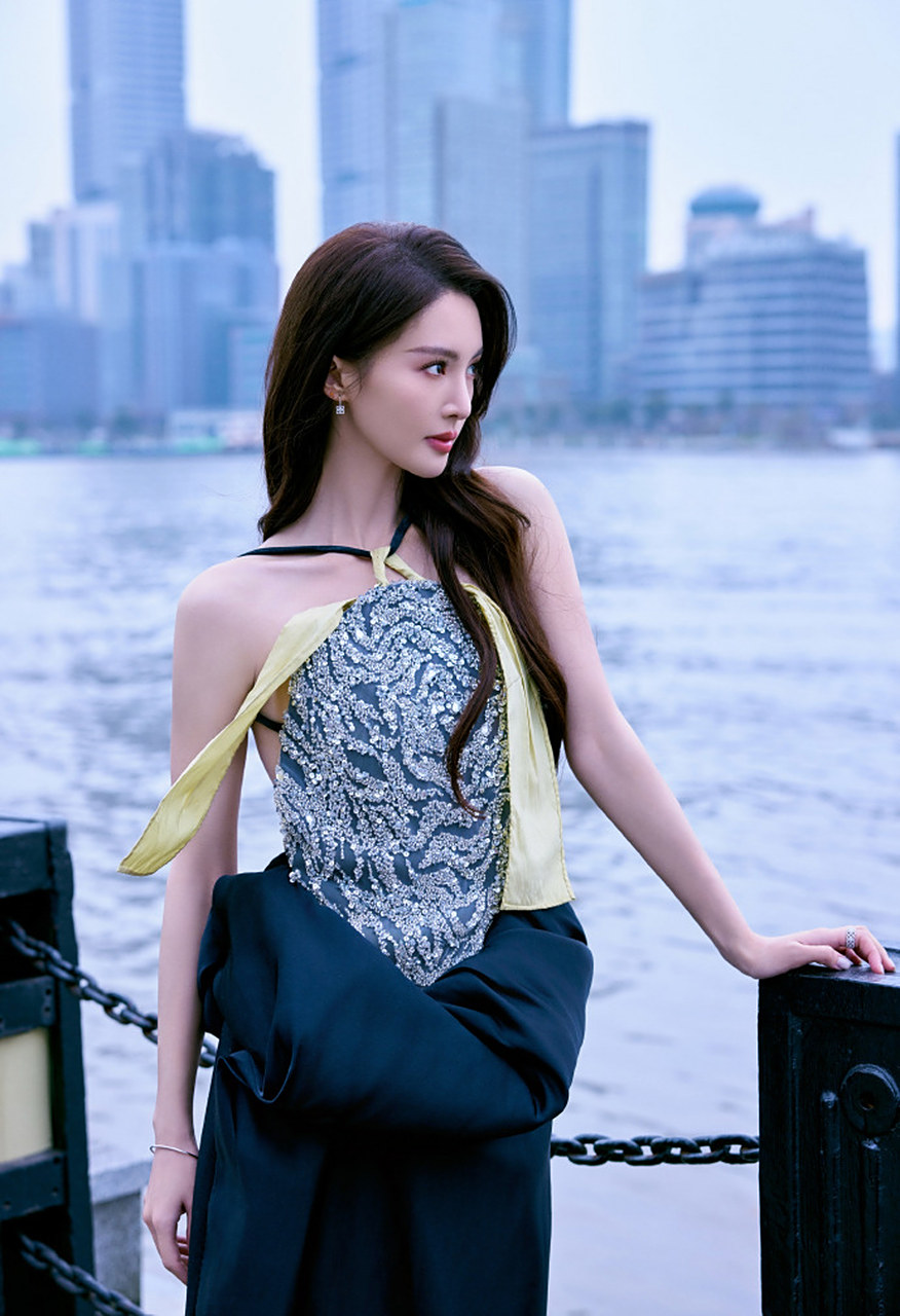金晨这款穿搭的特点就是内衣外穿,上身仅穿搭一款蓝色印花抹胸,这款