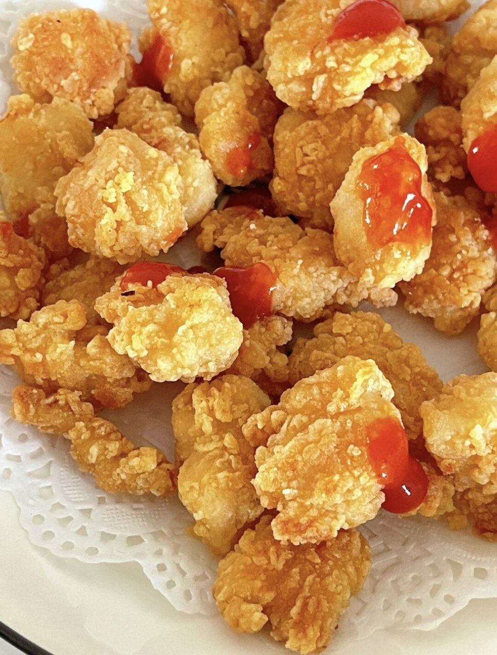 鸡米花图片  鸡米花是一种非常适合分享的食物,因为它小巧便于分食