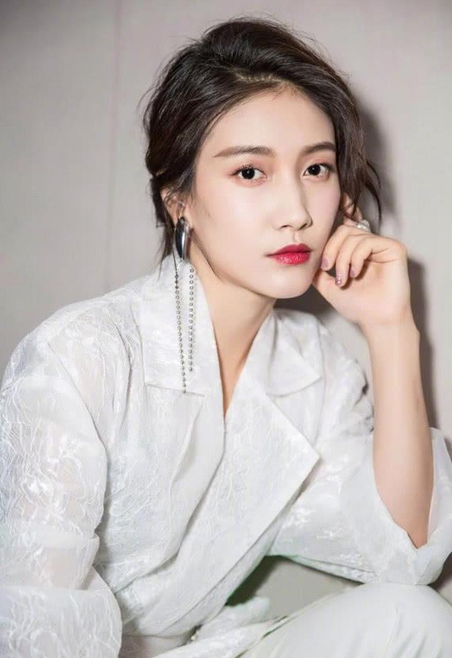 演员啜妮说,拍摄"我的前半生"时,陈道明老师拍戏的时候,经常带着零食