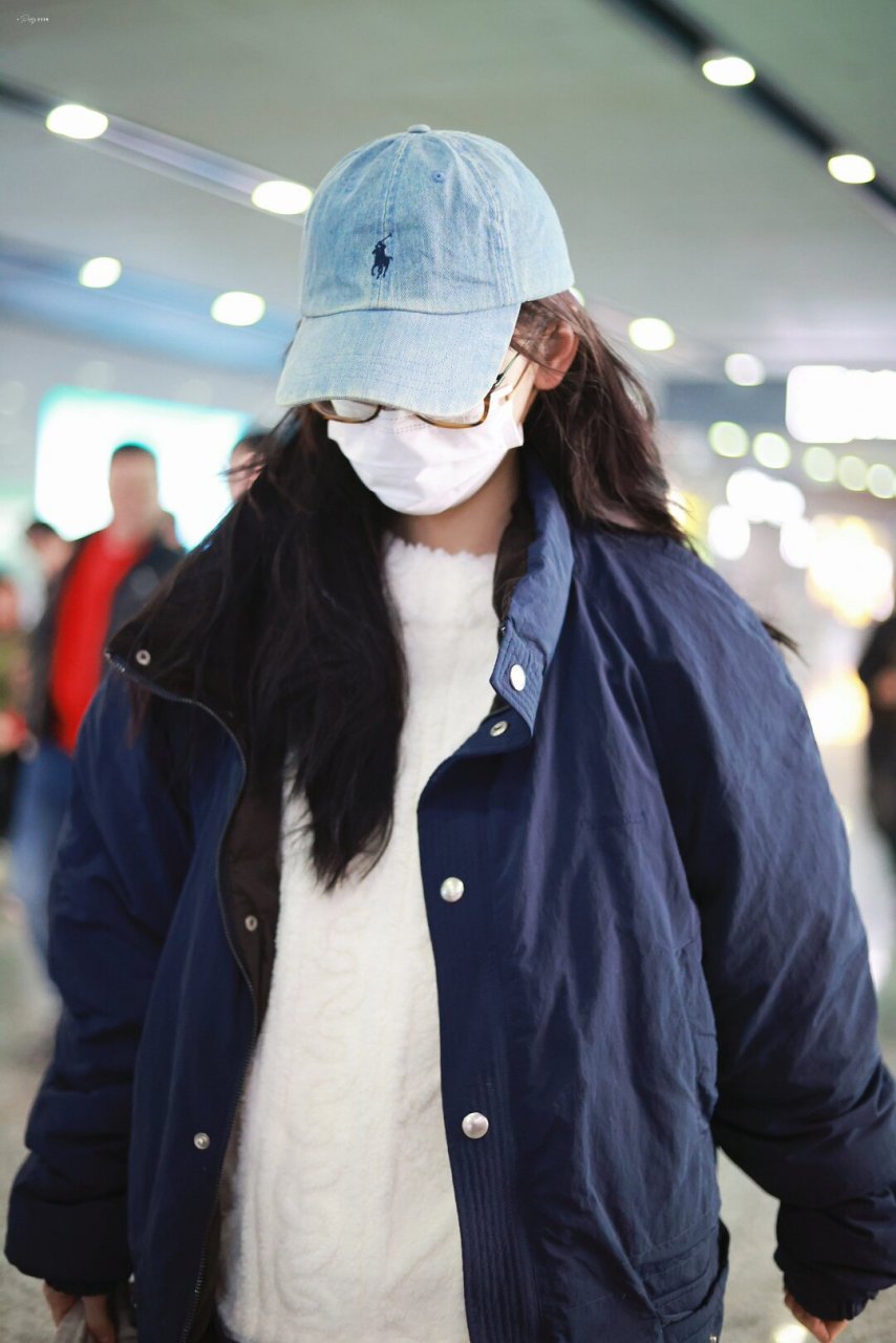 跟着若楠学穿搭|慵懒时尚的机场穿搭look  章若楠近日机场私服穿搭