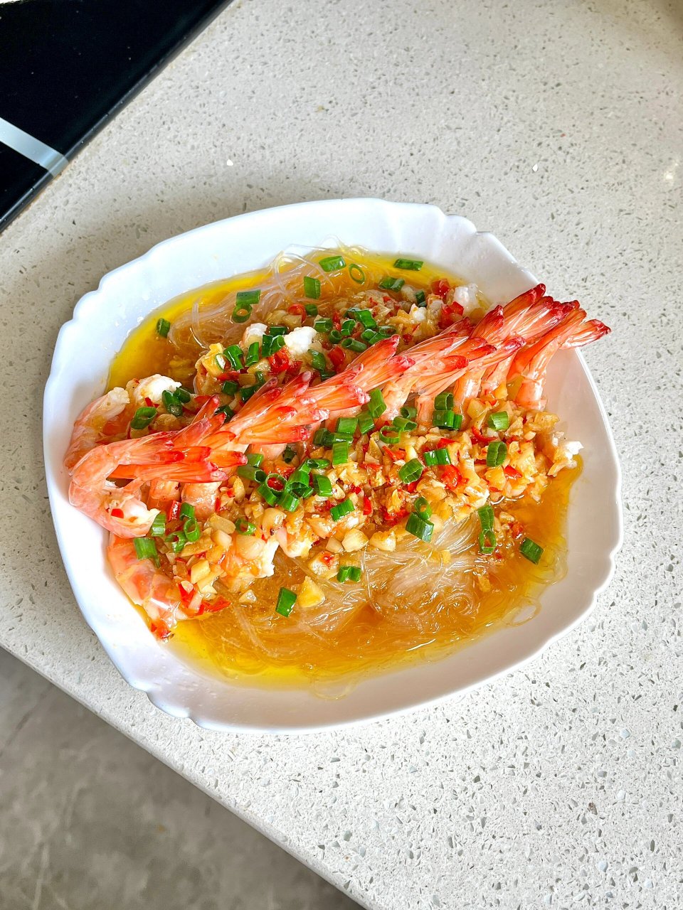 蒜蓉粉丝虾又精致又美味,做法还简单,快快学起来吧 	 食材:虾,蒜头