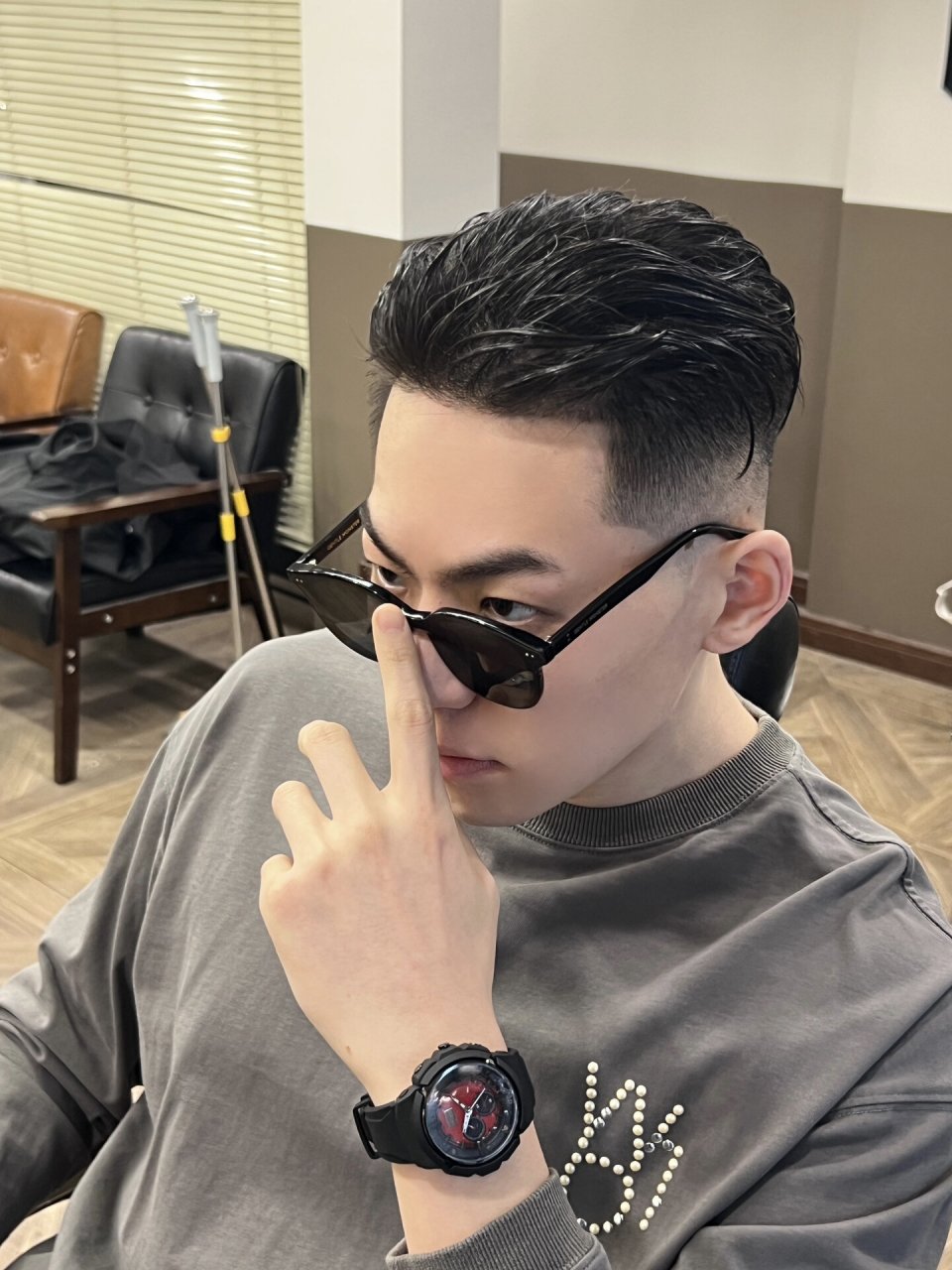 😍  📷照片中的男生们自信地展示着大背头发型,尽显个性魅力.