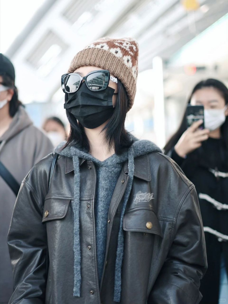 谭松韵今日在成都机场的私服穿搭简直惊艳到我!