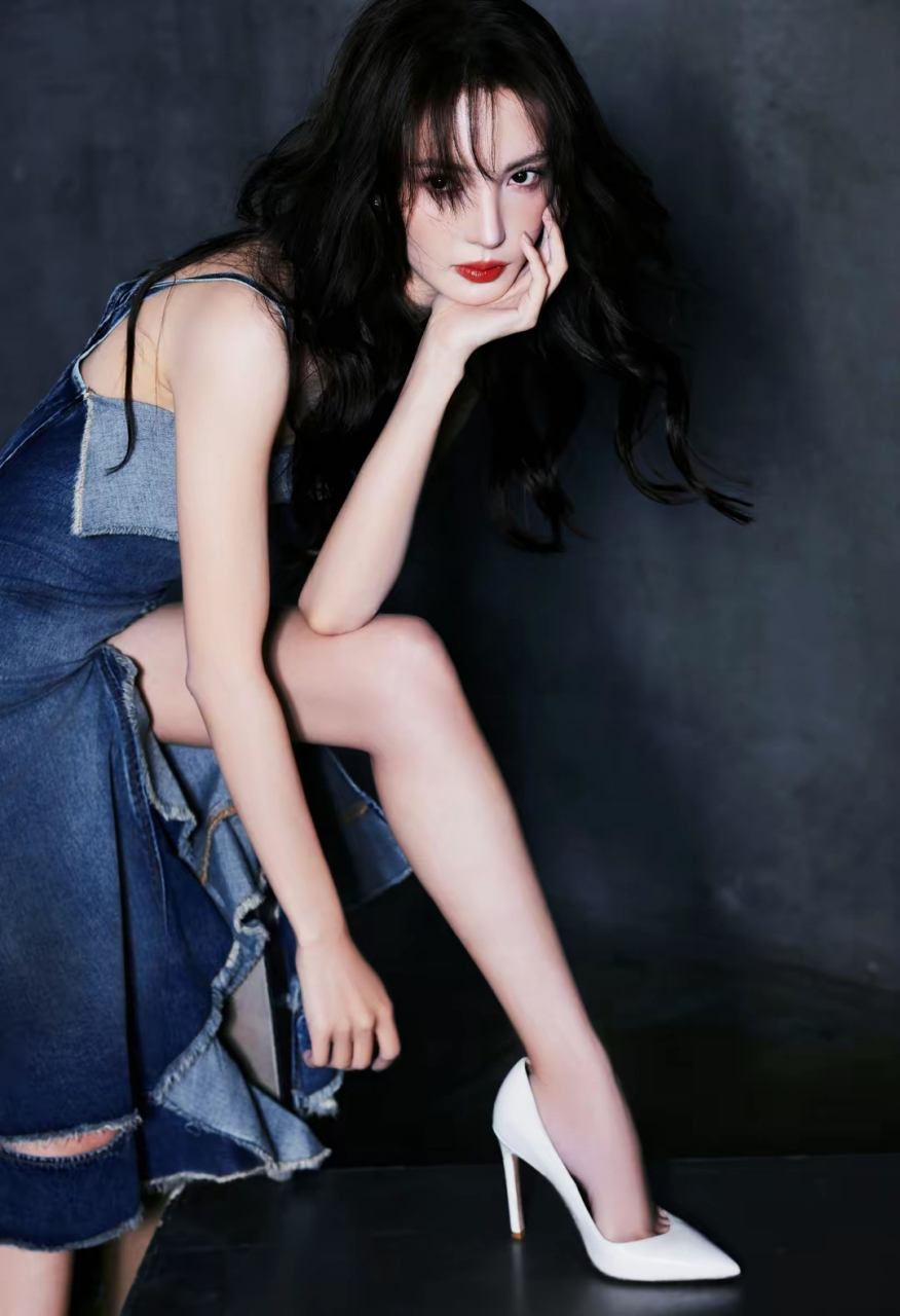 金晨这位女神级别的美女,身穿蓝色牛仔连衣裙,脚踩白色高跟鞋,简直是