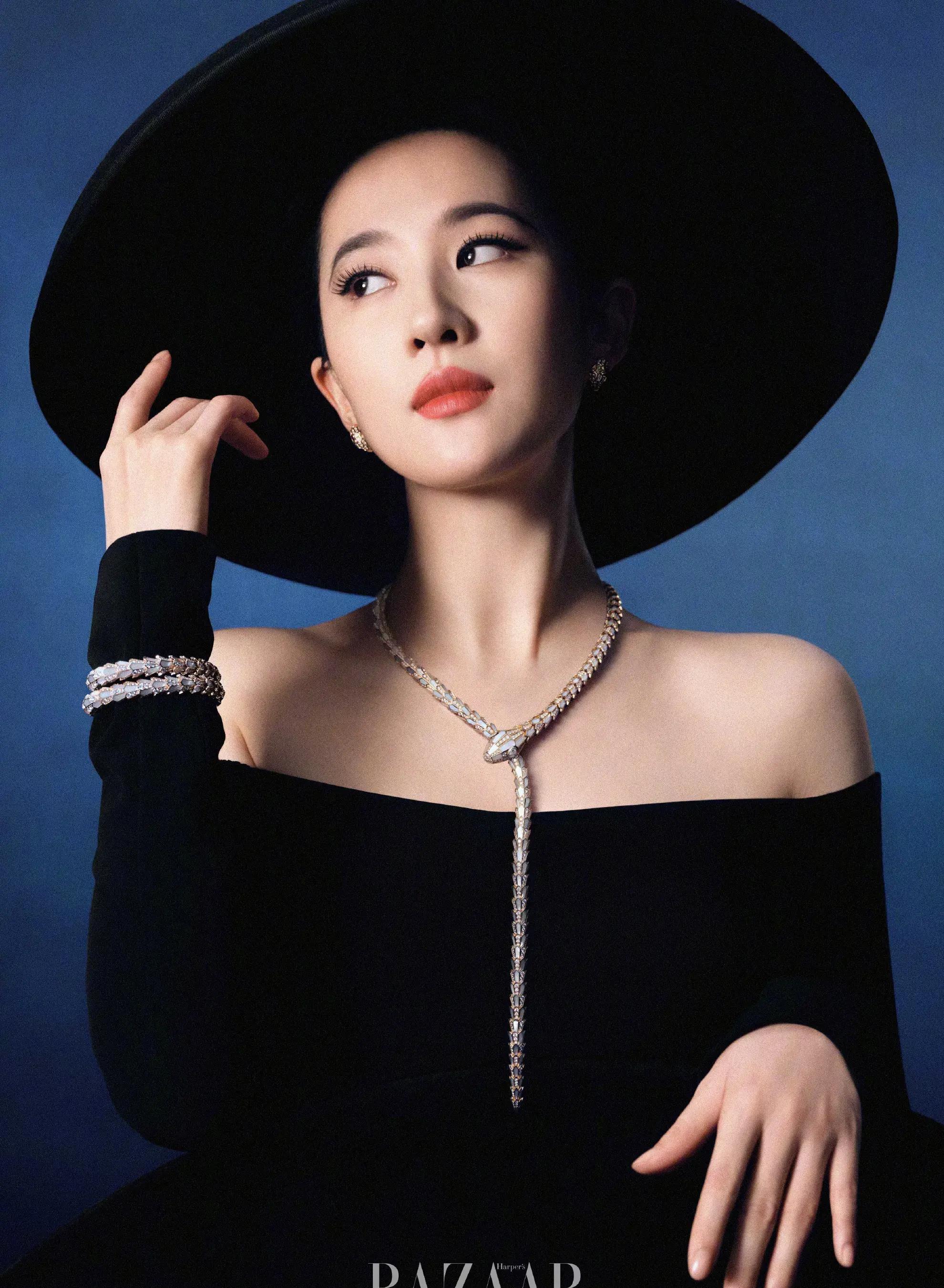 刘亦菲穿着lv戴宝格丽珠宝登时尚芭莎封面,单人双刊与周冬雨撞款