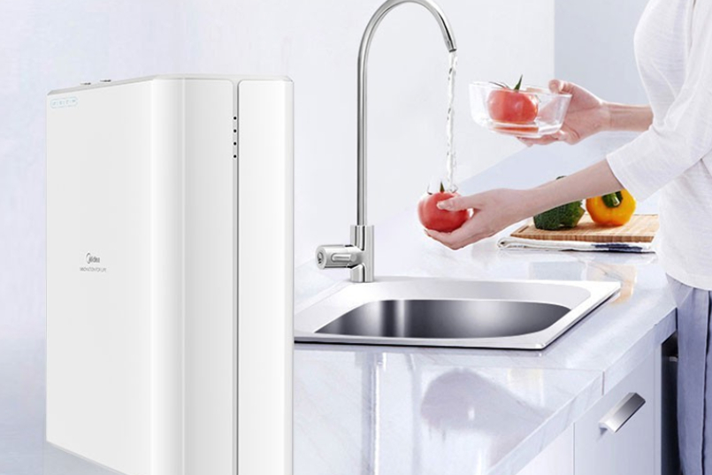 美的mu135b-4家用净水器采用前置超滤技术,有效去除有害物质,保留矿