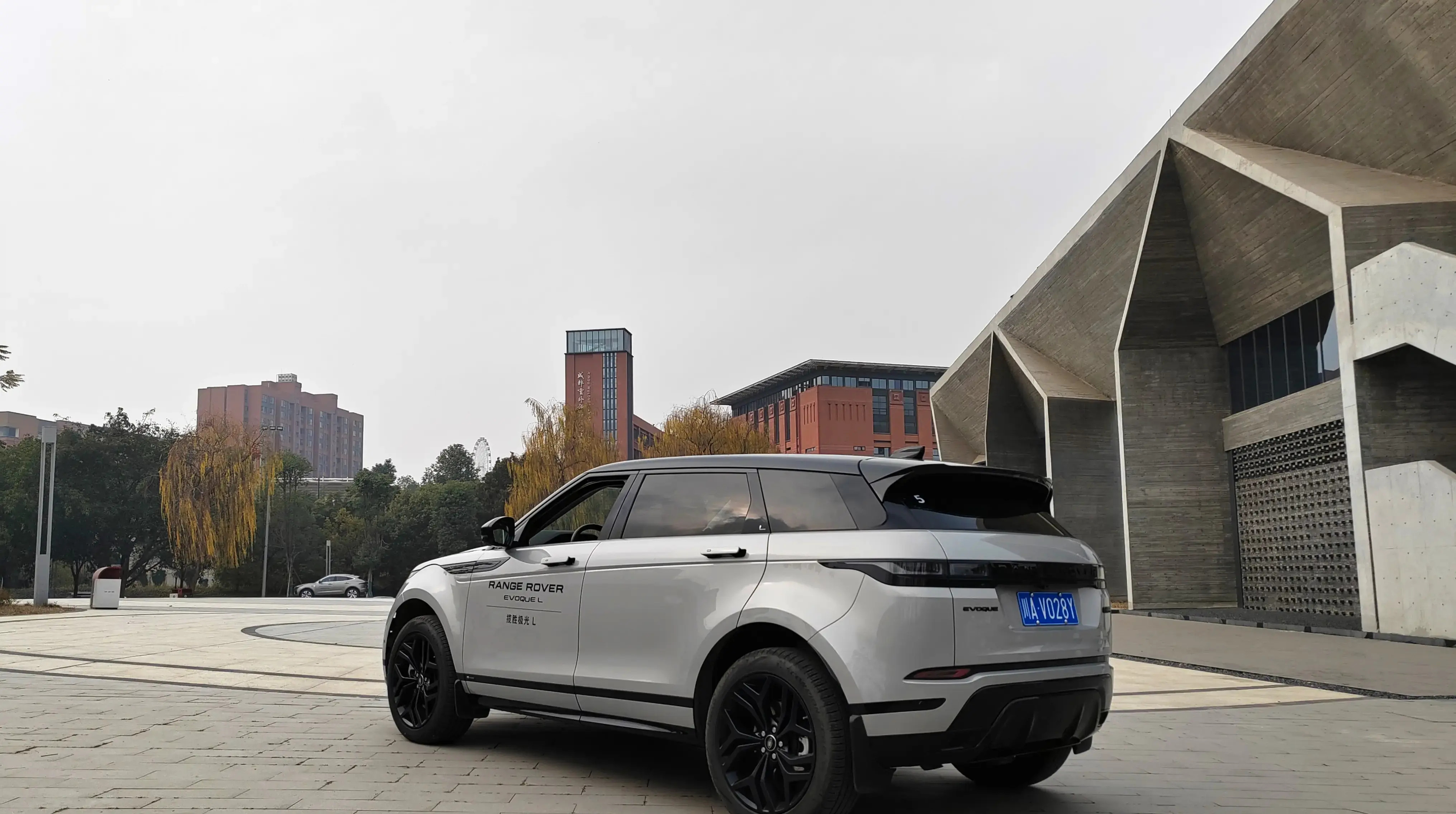 路虎揽胜极光l越野试驾,十字轴滑轮无压力,出行好伙伴