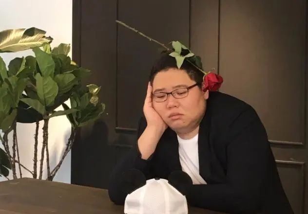 pdd卢本伟闪现澳门,被偶遇行色匆匆!经纪人首度回复跑路传言